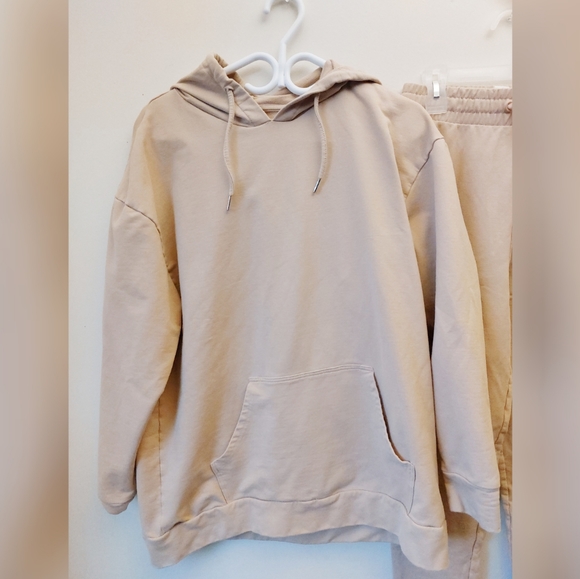 Beige jogger set - Picture 3 of 8